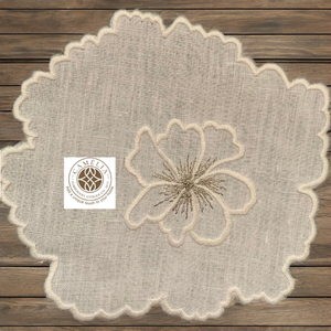 Serviette de cocktail en lin ivoire en forme de pétale avec broderie florale délicate, ajoutant une touche raffinée et élégante à la table. - Product Image 4