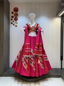 Conjunto de Chaniya Choli de Seda Romana Premium con Dupatta de Georgette Vintage y Adornos de Espejo para Mujer, Ropa Festiva - Product Image 2