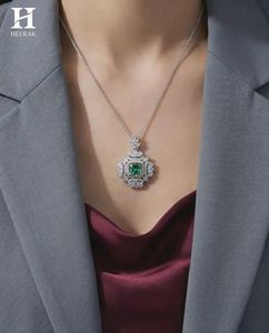 Colgante de Diamante Verde de Corte Radiante de Lujo, Joyería Fina Personalizada con Halo de Diamantes Rosas y Blancos, Certificado por IGI/GIA - Product Image 3