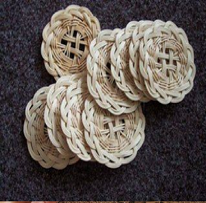 Sous-verres en rotin rose tressé faits à la main, garnis de coquillages de cauris naturels, disponibles à prix de gros. - Product Image 5