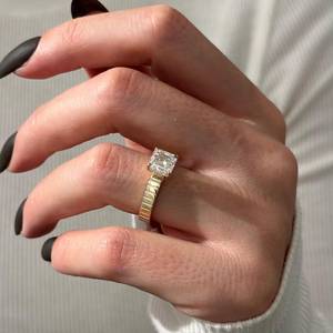 Bague solitaire UNIQUE en or jaune 14 carats avec diamant de laboratoire taille Asscher de 2 carats, certifiée IGI - Product Image 1