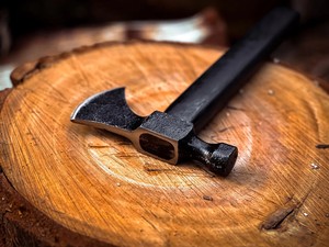 Hacha de Acero al Carbono de Grado Industrial Forjada a Mano, Cabeza de Martillo para Trabajos en Madera con Funda de Cuero, Hacha de Camping Personalizada OEM - Product Image 5