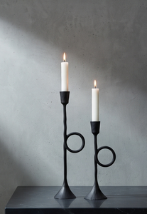 Ensemble de bougeoirs sculpturaux noirs au design trompette contemporain, en fonte texturée, pour décoration artistique - Product Image 4