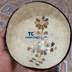 Tazón de Coco Artesanal de Vietnam con Incrustaciones de Madreperla, Elegante Tazón Decorativo de Concha de Perla para Resort - Product Image 1