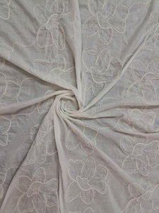 Tissu en coton blanc pur en gros avec des rangées de fleurs alignées et broderie en cordon 3D pour vêtements de créateurs - Product Image 3