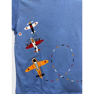 เสื้อยืดแขนสั้นเด็กชายสีน้ำเงินพิมพ์ลายเครื่องบินการ์ตูนผ้าฝ้ายเจอร์ซีย์ลำลองพิมพ์ลายโลโก้ด้านหน้า - Product Image 2