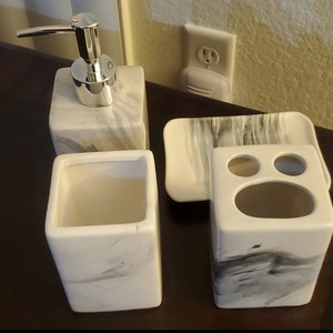 Juego de Baño Moderno de Resina en Oferta, para Decoración de Baños, Incluye Vaso, Dispensador de Loción y Bandeja, Disponible a un Precio Accesible - Product Image 3