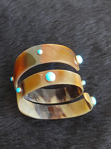 Brazalete Ecológico Hecho a Mano con Cuerno de Búfalo en Espiral, Turquesa y Piedras de Ojo de Tigre para Bodas, Perfecto para Empresas - Product Image 5
