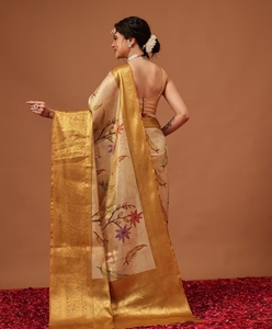 Sari en soie de moutarde Banarasi traditionnel KV avec tissu Zari et blouse non cousue pour les fêtes - Product Image 5