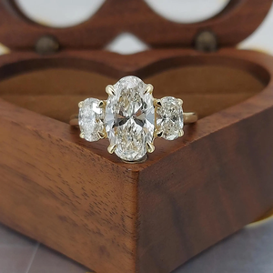 Anillo de compromiso clásico para mujer con tres diamantes de corte ovalado y engaste de tres puntas, joyería fina - Product Image 1