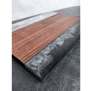 Planche à découper artisanale en bois et résine pour la cuisine quotidienne, finition lisse, planche de cuisine en résine effet rivière, planche en bois dur époxy durable - Product Image 3