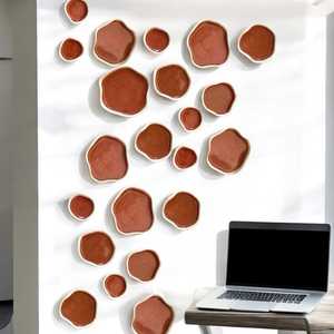 Assiette murale en céramique multicolore de forme irrégulière, choix familial moderne, décoration de couloir, ambiance luxueuse par UO INDIA - Product Image 4