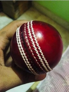 Pelota de Cricket Roja de Cuero Duro Cosida a Mano de Alta Calidad Radhe Enterprises RE/25-26/254, Tamaño Juvenil, Logotipo Personalizado, Ambidiestra, 38 mm - Product Image 1
