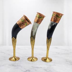 Jarra de cuerno natural Vikinga para cerveza y vino con correas de cuero envueltas alrededor para beber de forma ceremonial. - Product Image 3