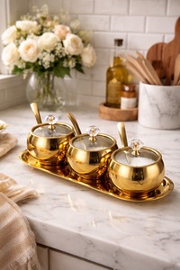 Ensemble de 3 pots à épices en métal doré avec couvercles en verre, boutons en cristal, cuillères et plateau, ensemble de condiments de luxe - Product Image 2