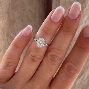 Bague de fiançailles ovale personnalisée en or massif 14K 18K avec diamant de laboratoire et accents de pierres latérales rondes et en forme de poire, bague statement, vente en gros - Product Image 1