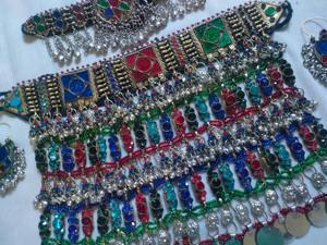 Exquisitos conjuntos de joyería afgana con detalles de cristal rojo rubí y monedas plateadas en cascada para trajes de danza del vientre tribal. - Product Image 5