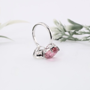 Élégante bague Toi et Moi en or blanc avec diamant de laboratoire taille ovale et diamant rose, deux pierres entrelacées, bijou raffiné, cadeau pour femme - Product Image 3