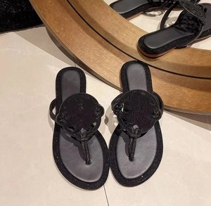 รองเท้าแตะชาย Tory Burches รุ่น TB Fashion ปี 2025 หนังแท้ บุภายในอย่างดี ใส่ได้ทุกฤดู ใช้ได้ทั้งในบ้านและนอกบ้าน แบบสวมเปิดนิ้วเท้า - Product Image 1