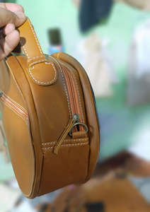 Sac bandoulière en cuir de vachette premium avec poils, motif floral artisanal, style western - Product Image 6