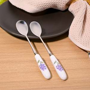 Ensemble de 2 cuillères à dessert élégantes en porcelaine à motif de fleurs de lavande - pour servir la soupe, le thé et autres desserts - cuillère de service à manche en céramique - Product Image 5