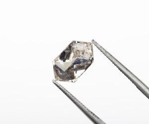 เพชร OM GEMS 1.50 กะรัต เพชรทรงหกเหลี่ยมเพาะเลี้ยงในห้องปฏิบัติการ คุณภาพระดับแฟนซี ซอลท์แอนด์เพปเปอร์ ความใสระดับ PK1/PK2 ได้รับการรับรองจาก IDI - Product Image 3