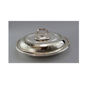 Plat de service moderne en acier inoxydable avec surface polie pour un service élégant des aliments lors de fêtes et d'occasions spéciales - Product Image 1