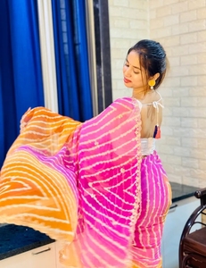 Sari Tradicional KV Lehriya de Rayón Puro con Adornos y Blusa sin Coser para Fiesta - Product Image 5