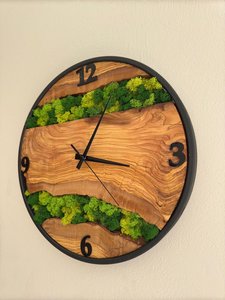 Reloj de Pared de Madera de Olivo y Musgo Hecho a Mano: Decoración Personalizada para el Hogar - Product Image 3
