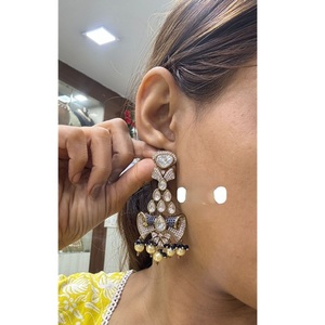 Elegantes pendientes colgantes de latón chapado en oro de primera calidad para mujer, ideales para bodas y ocasiones especiales. - Product Image 1