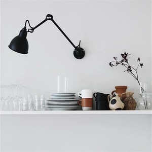 Lámpara de Mesa Contemporánea de Latón con Pantalla de Globo de Vidrio para una Iluminación Elegante del Escritorio - Product Image 1