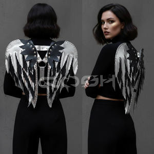 Disfraces de Halloween: Arnés de alas de plumas metálicas doradas y negras, arnés de cuerpo de piel sintética multicapa con tachuelas doradas - Product Image 3