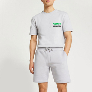 ชุดเสื้อยืดคอกลมสีเทาอ่อนผ้าฝ้ายสำหรับผู้ชาย สวมใส่สบายในฤดูร้อน พร้อมกางเกงขาสั้นผ้าถักระบายอากาศเข้าชุด - Product Image 1