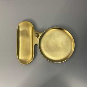 Plateau décoratif rond plaqué or, élégance intemporelle, accent luxueux, motif abstrait, pièce décorative moderne - Product Image 4