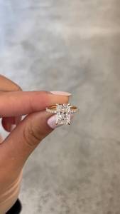 Anillo de Compromiso con Diamante Cultivado en Laboratorio de Corte Radiante de 4 Quilates, Certificación IGI, Piedras Laterales Blancas |   Anillo de Boda de Lujo Chapado en Oro de 18K | - Product Image 3