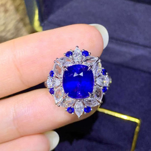 Bague de luxe en saphir bleu royal naturel du Sri Lanka de 3,78 carats, or 18 carats avec 34 diamants et 8 saphirs d'appoint, bijoux fins - Product Image 1