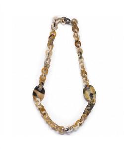 Collar de cuerno contemporáneo hecho con materiales naturales auténticos, ideal para la moda sostenible y accesorios de diseño. - Product Image 4