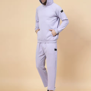 Conjunto Deportivo para Hombre con Sudadera con Capucha en Colores Pastel – Sudadera y Pantalones Deportivos Casuales Minimalistas con Detalle de Parche - Product Image 3