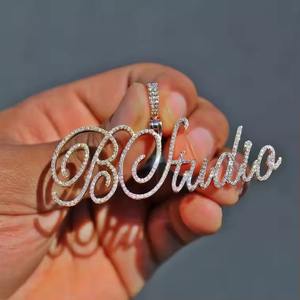 Colgante Personalizado para Hombre con Moissanita Natural de 1.50CT, Plata 925 Chapada en Oro de Dos Tonos con Nombre en Letras para Fiestas - Product Image 1