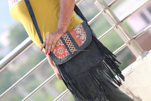 Sac à bandoulière vintage en cuir suédé style jacquard à franges - Product Image 5