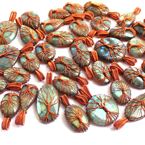 Pendentifs en cristal naturel assorti, artisanal, vintage, design rétro, enveloppé de fil de cuivre, matériau en laiton, plaqué rhodium - Product Image 5