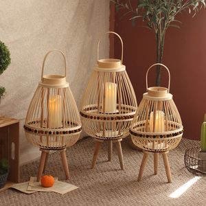 Élégant porte-bougie en rotin avec design tressé à la main et finition polie pour une décoration intérieure élégante - Product Image 1