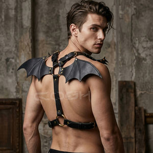 Arnés de cuero negro con tachuelas, tirantes pequeños con diseño de alas de murciélago y hebillas doradas - Product Image 5