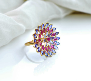 แหวนค็อกเทลรูปดอกไม้ประดับทับทิมธรรมชาติและแทนซาไนต์ในทองคำแท้ 18K สีเหลือง – แหวนประดับพลอยทรงมาร์คีส์สามชั้น - Product Image 2