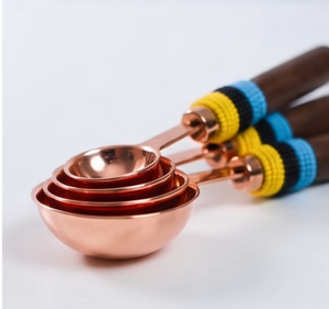 Cucharas medidoras de cobre premium con mangos de madera y envolturas de cuentas de colores para uso en la cocina. - Product Image 6