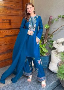 Ensemble Kurti et pantalon brodé violet élégant avec dupatta pour femme – Tenue ethnique de créateur pour fêtes et événements – Dernière mode - Product Image 3