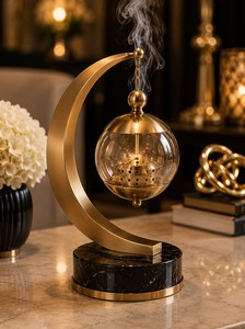 Brûleur d'encens suspendu haut de gamme avec cadre en forme de croissant de lune et bol décoratif doré, idéal pour les maisons et hôtels de luxe - Product Image 4