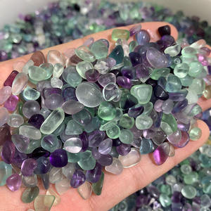 Vente en gros de copeaux de cristal de fluorite arc-en-ciel naturelle de haute qualité – Fluorite polie mélangée verte, violette et transparente - Product Image 1