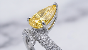 Anillo de Diamante Amarillo Corte Pera de Laboratorio con Engaste Pavé para Mujer, Joyería de Lujo, Regalo para Compromiso, Boda o Fiesta - Product Image 4