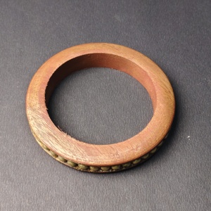 Bracelet en bois naturel fin fait main avec incrustation de perles discrètes - Bracelet en bois rustique simple - Accessoire à porter au quotidien - Product Image 2